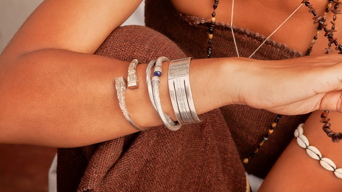 Bracelets en argent sur un bras